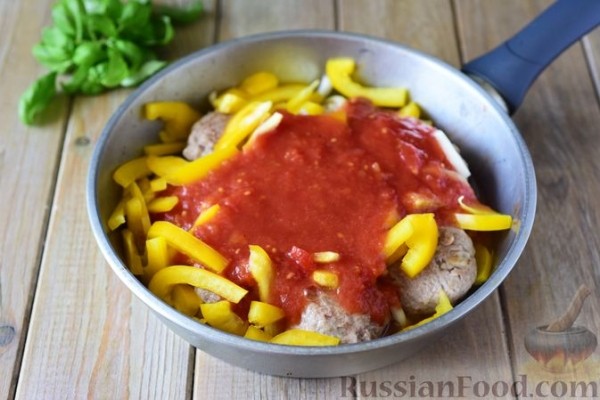 Тефтели из свинины, тушенные с фасолью, в томатном соусе