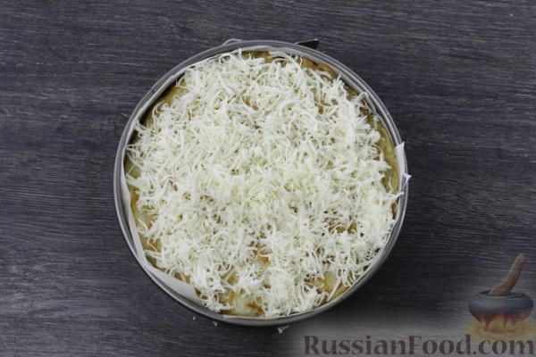 Картофельно-луковый блинный торт с помидорами и сыром