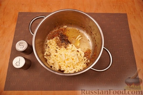 Макароны-ракушки, фаршированные курицей, под сырно-сливочным соусом
