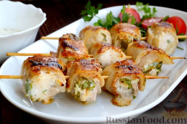 Шашлычки из куриного филе в йогуртовом маринаде, с беконом