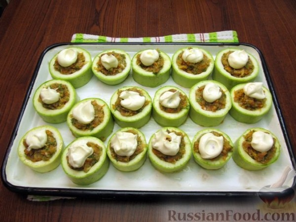Запечённые кабачки с фаршем, морковью и сыром