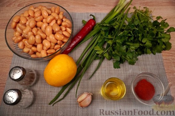Салат из фасоли с чесноком и зеленью