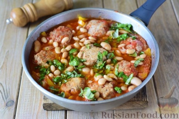 Тефтели из свинины, тушенные с фасолью, в томатном соусе