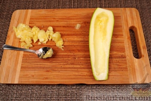 Кабачки, фаршированные яйцами и ветчиной