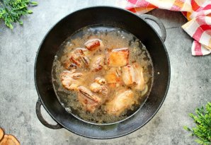 Говяжьи ребрышки в казане с луком