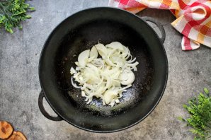 Говяжьи ребрышки в казане с луком