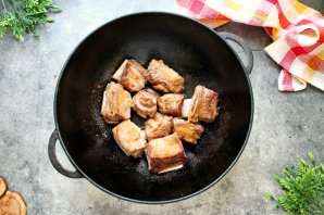Говяжьи ребрышки в казане с луком