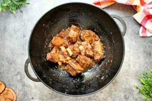 Говяжьи ребрышки в казане с луком