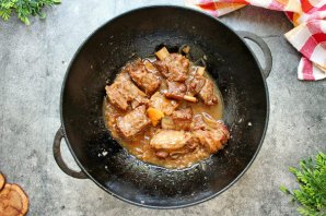 Говяжьи ребрышки в казане с луком