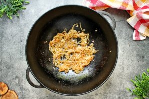 Говяжьи ребрышки в казане с луком