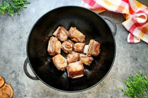 Говяжьи ребрышки в казане с луком
