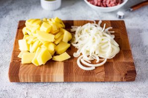 Картошка с фаршем в горшочках