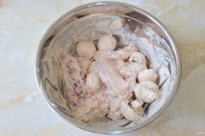 Курица в духовке с шампиньонами
