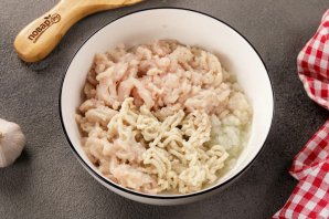 Куриные котлеты с хлебом