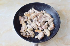 Мясо по-французски с курицей