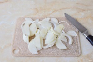 Мясо с грибами и помидорами