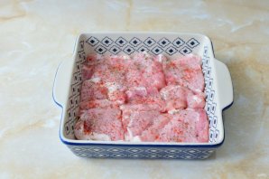 Мясо с грибами и помидорами