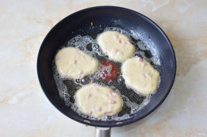 Оладьи с сыром и колбасой