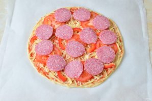 Пицца с копченой колбасой
