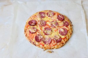 Пицца с копченой колбасой