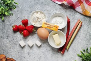 Пирог с клубникой, ревенем и посыпкой