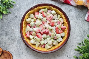 Пирог с клубникой, ревенем и посыпкой