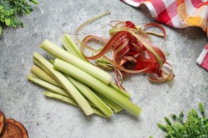 Пирог с клубникой, ревенем и посыпкой