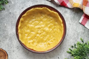 Пирог с клубникой, ревенем и посыпкой