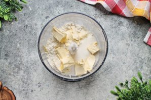 Пирог с клубникой, ревенем и посыпкой