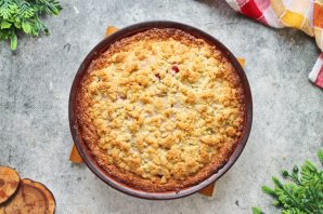 Пирог с клубникой, ревенем и посыпкой