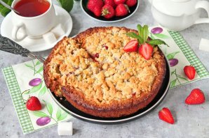 Пирог с клубникой, ревенем и посыпкой