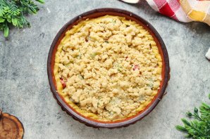 Пирог с клубникой, ревенем и посыпкой