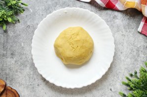 Пирог с клубникой, ревенем и посыпкой