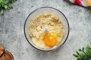 Пирог с клубникой, ревенем и посыпкой