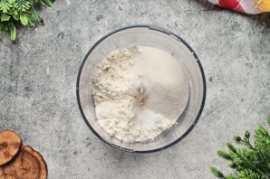 Пирог с клубникой, ревенем и посыпкой