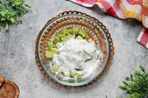 Пирог с клубникой, ревенем и посыпкой