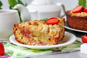 Пирог с клубникой, ревенем и посыпкой