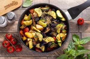 Рататуй с картошкой на сковороде
