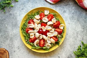 Салат из киноа с кальмарами
