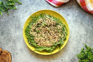 Салат из киноа с кальмарами