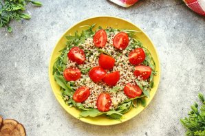 Салат из киноа с кальмарами