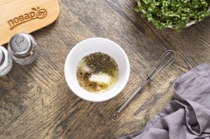 Салат из зелени и огурцов