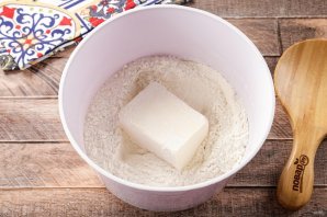 Торт из песочной крошки со сметанным кремом