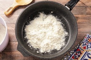 Торт из песочной крошки со сметанным кремом