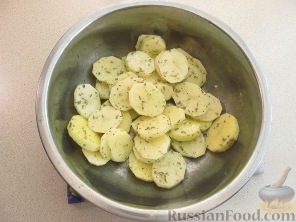 Лук, фаршированнный мясом, запеченный с картофелем