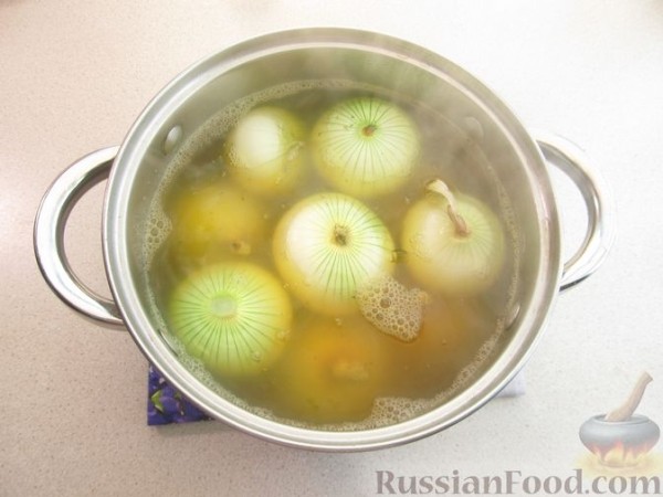 Лук, фаршированнный мясом, запеченный с картофелем