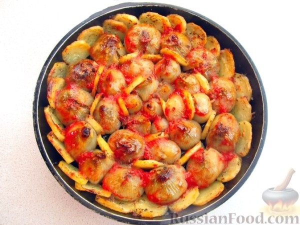 Лук, фаршированнный мясом, запеченный с картофелем