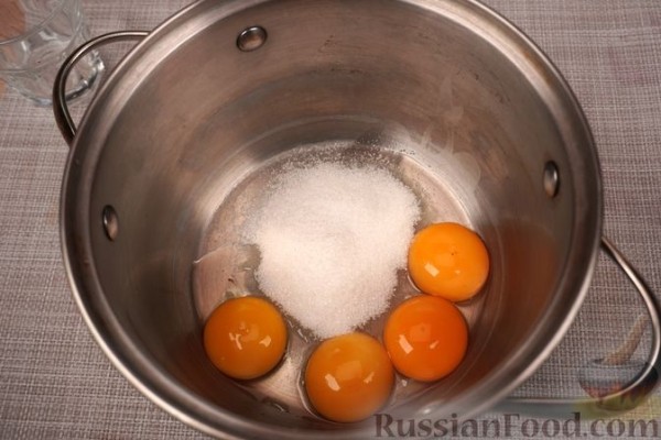Шарлотка из сдобных булочек, с яблоками, вишней и смородиновым соусом