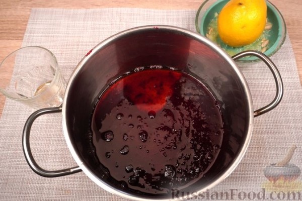 Шарлотка из сдобных булочек, с яблоками, вишней и смородиновым соусом
