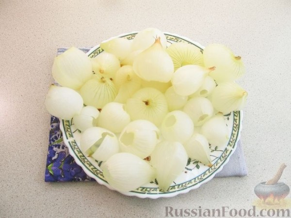 Лук, фаршированнный мясом, запеченный с картофелем